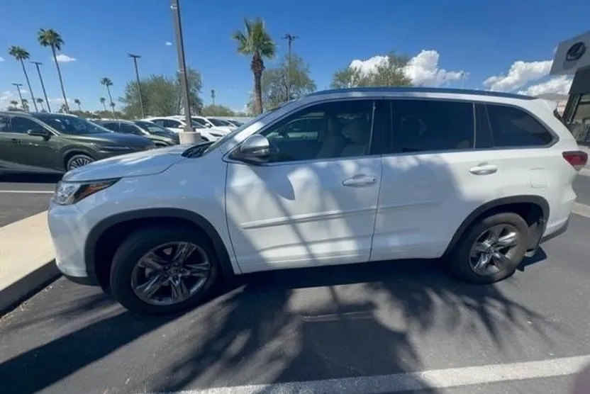 2019 Toyota Highlander Limited Platinum photo 1