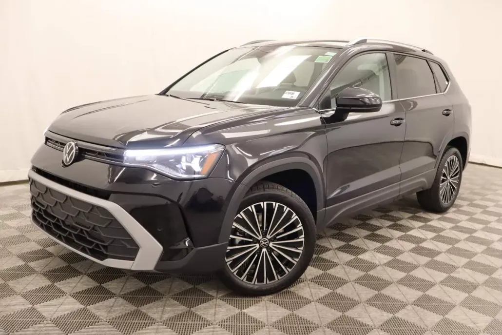 2025 Volkswagen Taos SE photo 1