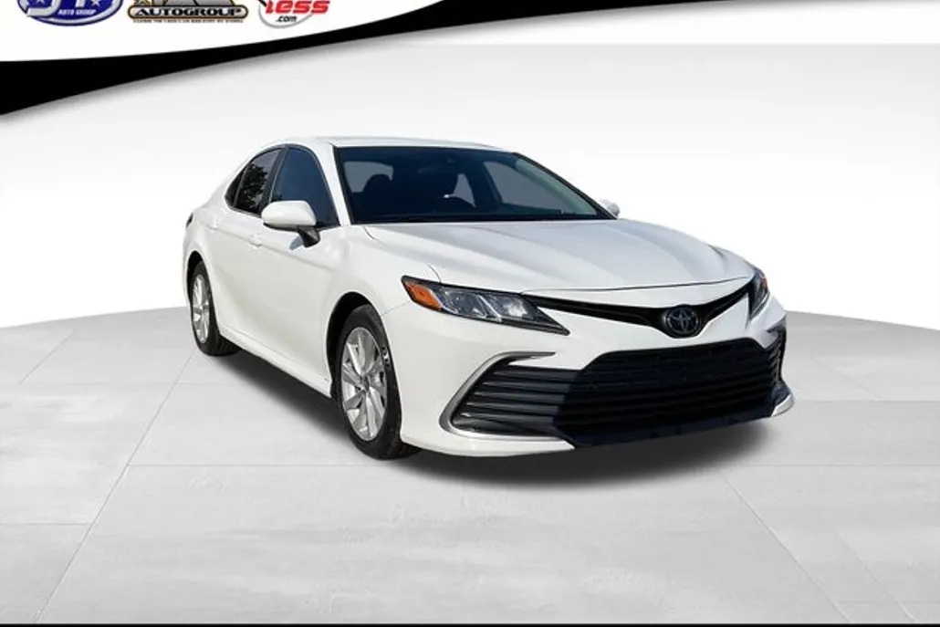 2022 Toyota Camry LE photo 1
