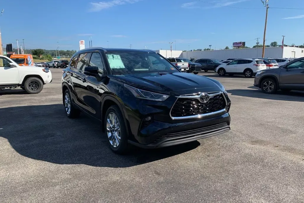 2025 Toyota Highlander Limited photo 1