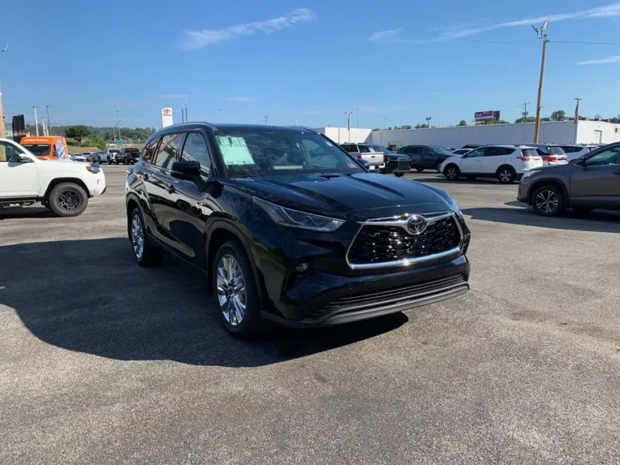 2025 Toyota Highlander Limited photo 1