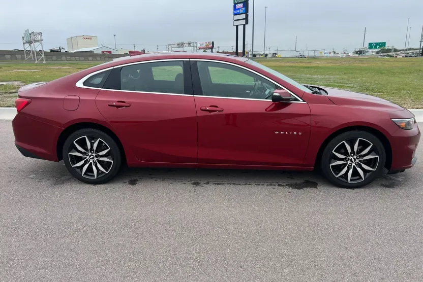 2018 Chevrolet Malibu 1LT photo 1