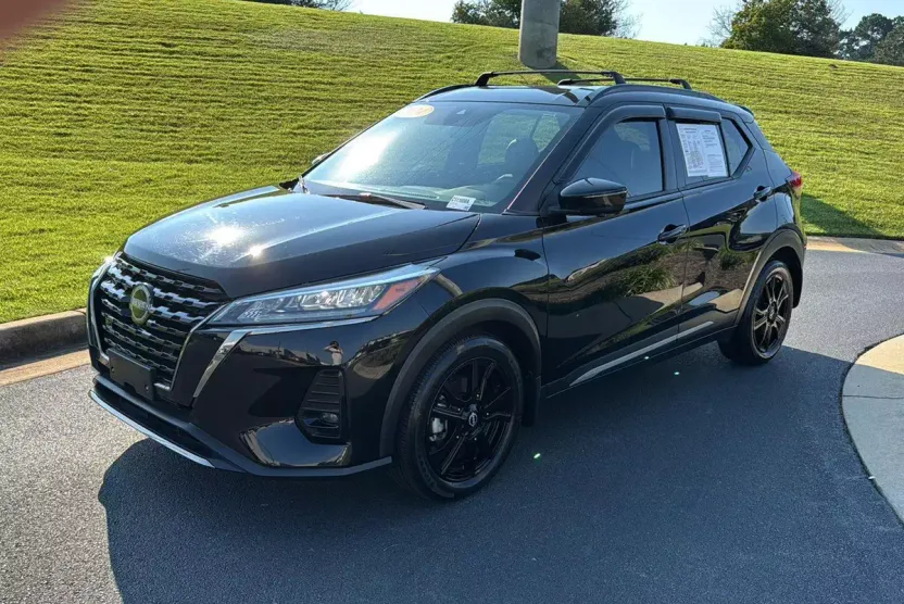 2024 Nissan Kicks SR photo 1