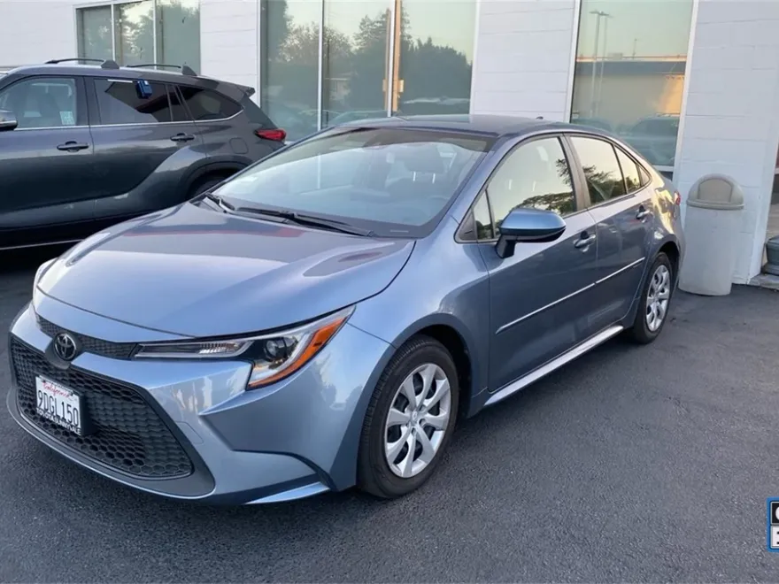 2022 Toyota Corolla LE photo 1