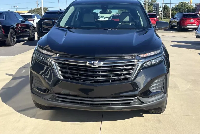 2023 Chevrolet Equinox LS photo 1