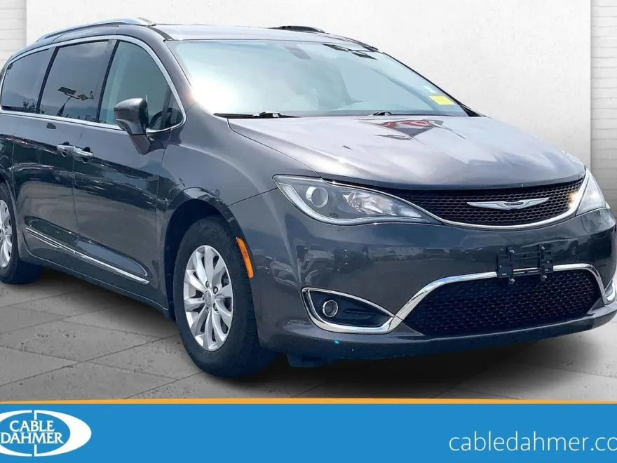 2018 Chrysler Pacifica Touring L photo 1