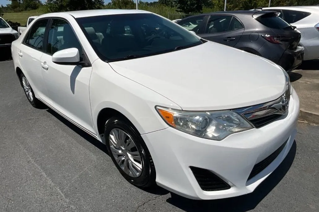 2014 Toyota Camry LE photo 1