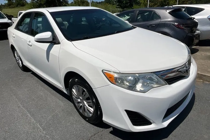 2014 Toyota Camry LE photo 1