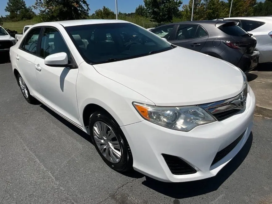 2014 Toyota Camry LE photo 1