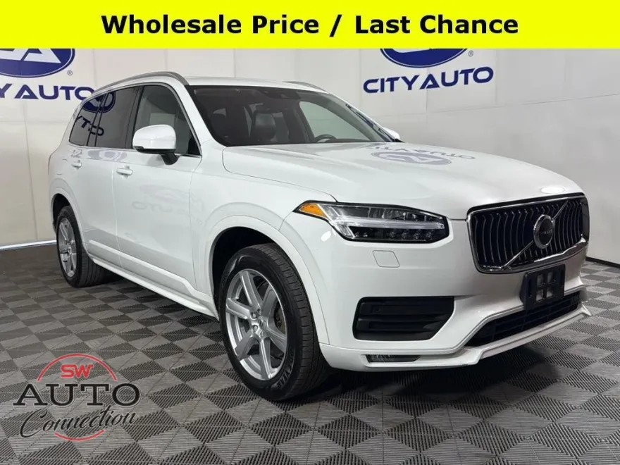 2022 Volvo XC90 T5 Momentum photo 1
