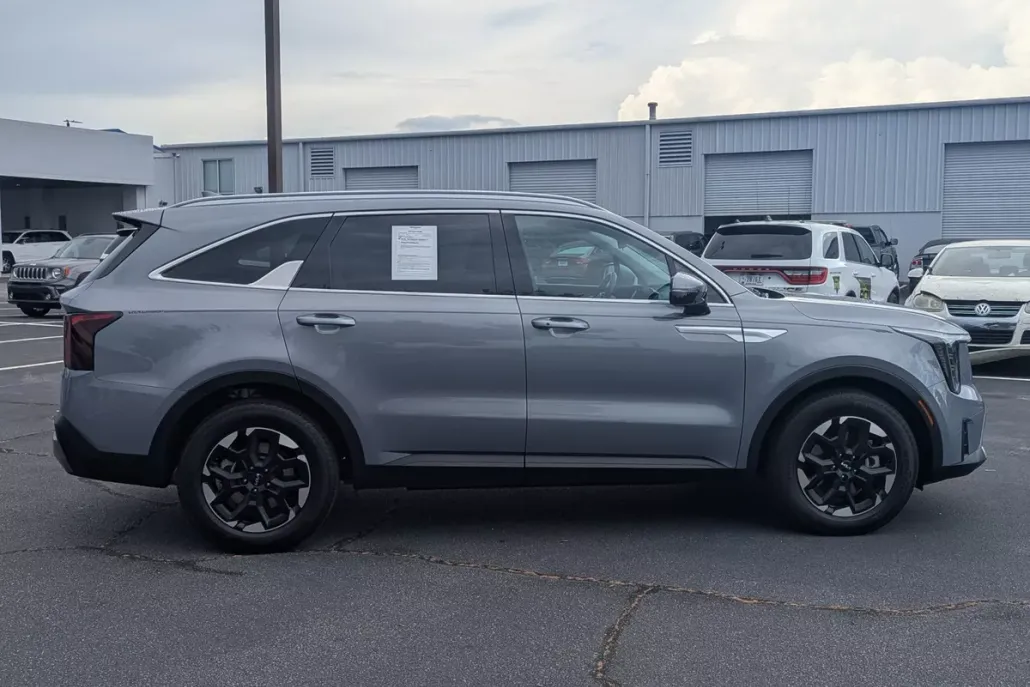 2025 Kia Sorento S photo 1