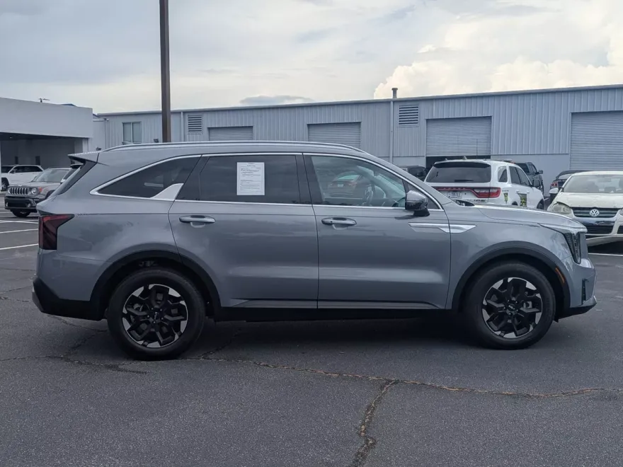 2025 Kia Sorento S photo 1