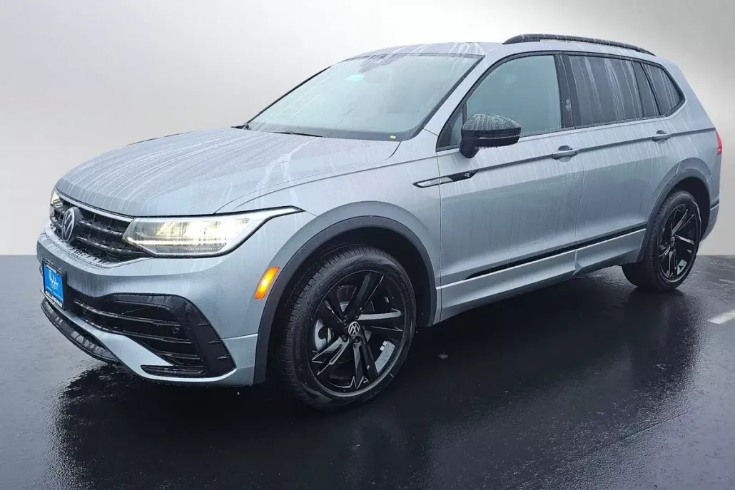 2024 Volkswagen Tiguan SE R-Line photo 1