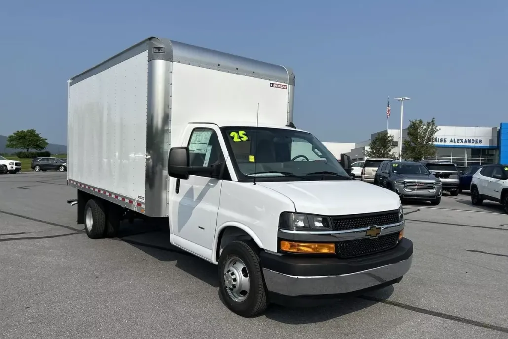 2025 Chevrolet Express Cutaway 3500 photo 1