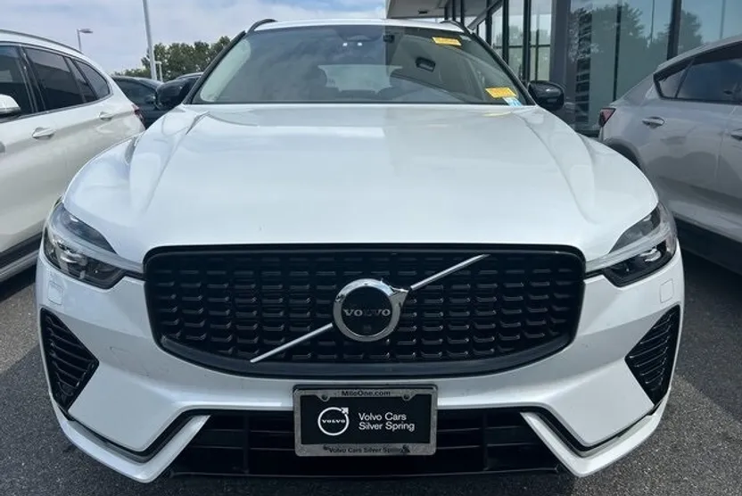 2023 Volvo XC60 Recharge Hybrid Plus photo 1