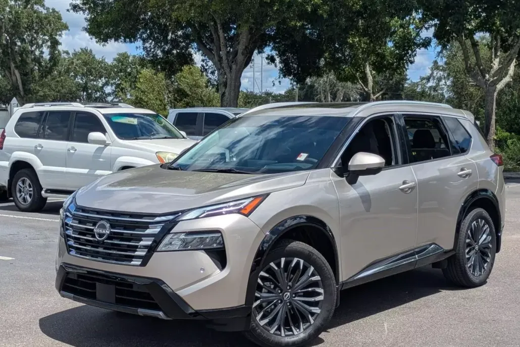 2025 Nissan Rogue Platinum photo 1