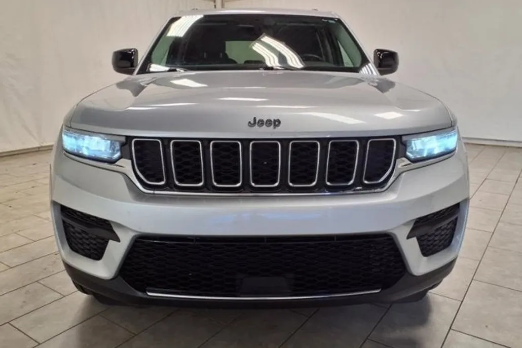 2023 Jeep Grand Cherokee Laredo photo 1