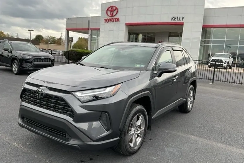 2023 Toyota RAV4 XLE photo 1