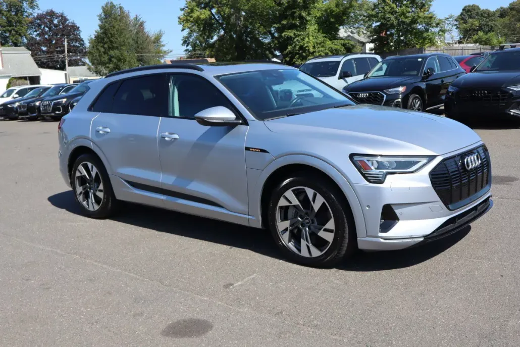 2021 Audi e-tron Premium photo 1