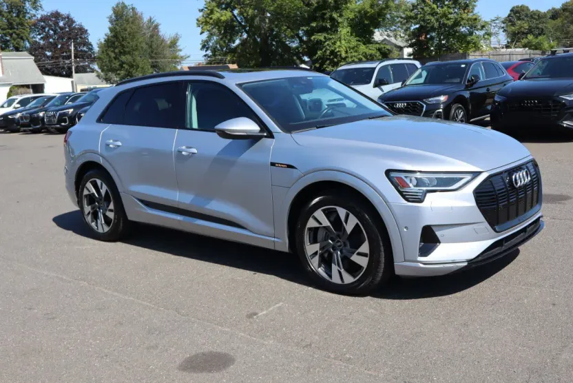 2021 Audi e-tron Premium photo 1