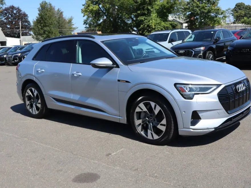 2021 Audi e-tron Premium photo 1