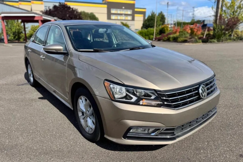2016 Volkswagen Passat S photo 1