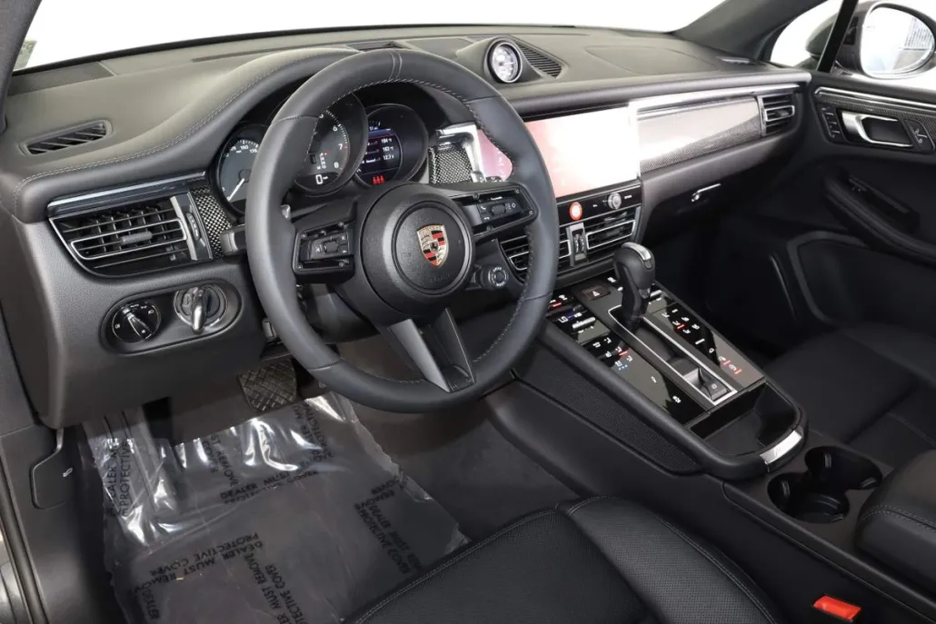 2025 Porsche Macan T photo 1