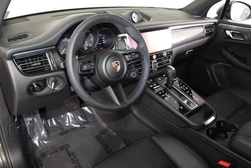 2025 Porsche Macan T photo 1