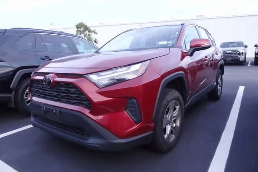 2023 Toyota RAV4 XLE photo 1