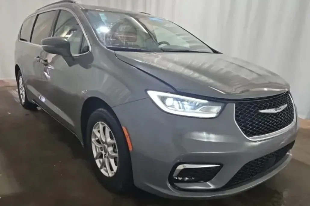 2022 Chrysler Pacifica Touring L photo 1