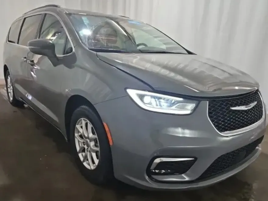 2022 Chrysler Pacifica Touring L photo 1