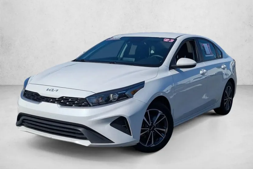 2023 Kia Forte LXS photo 1