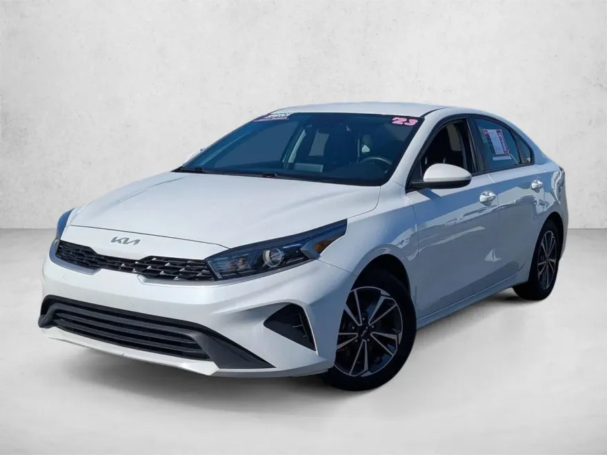 2023 Kia Forte LXS photo 1