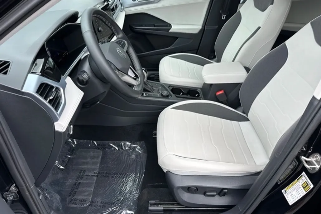 2025 Volkswagen Taos SE photo 1