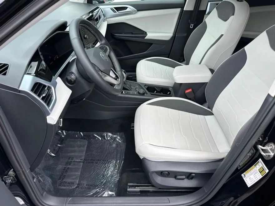 2025 Volkswagen Taos SE photo 1