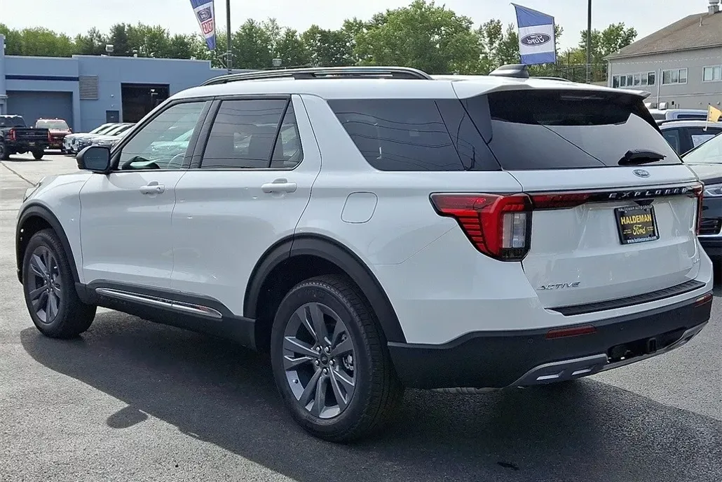 2025 Ford Explorer photo 1
