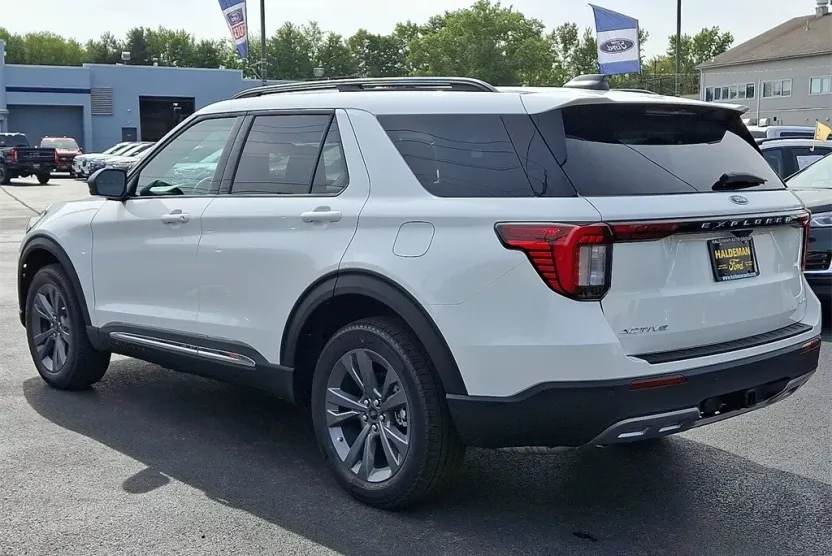 2025 Ford Explorer photo 1