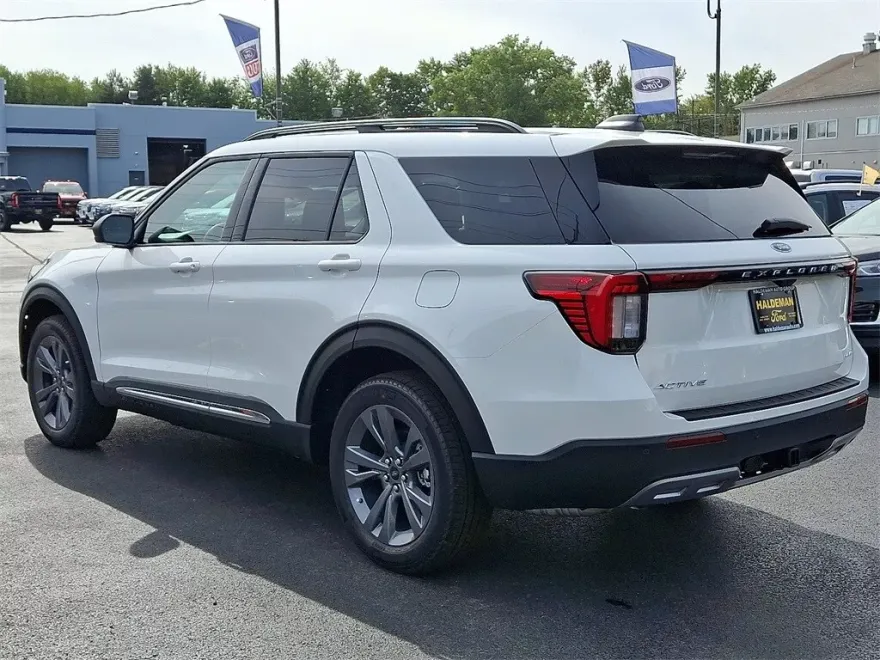 2025 Ford Explorer photo 1