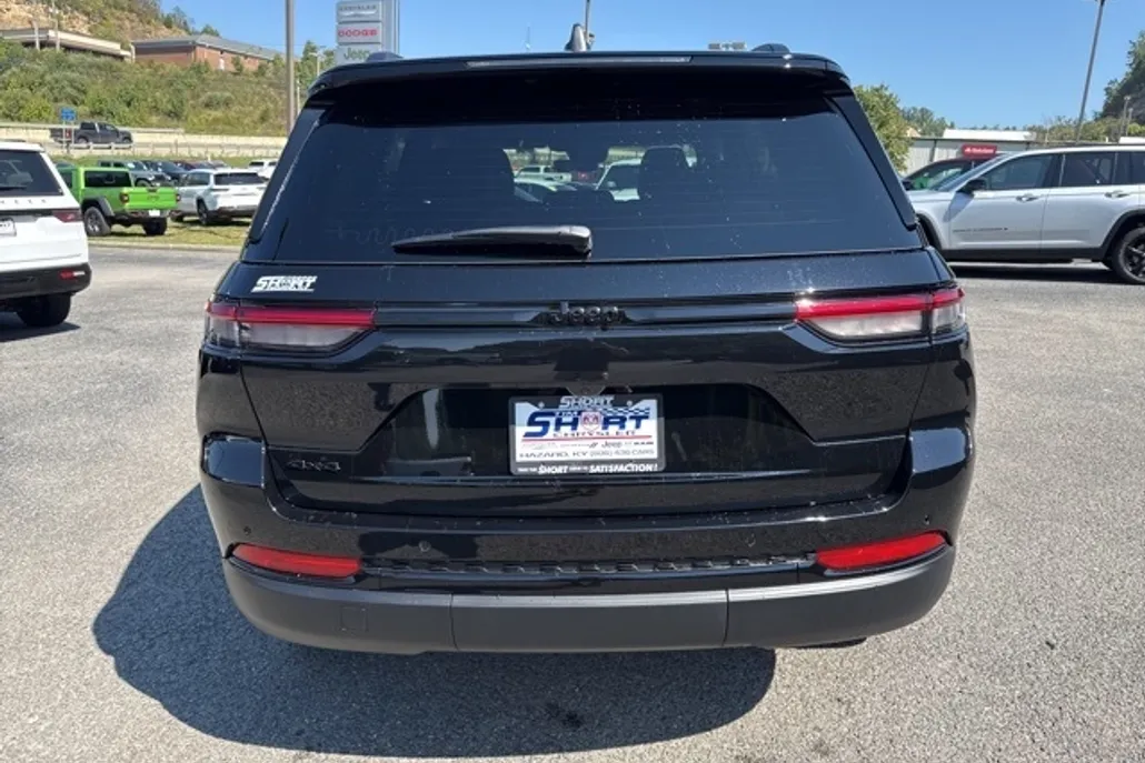 2025 Jeep Grand Cherokee Laredo Altitude photo 1