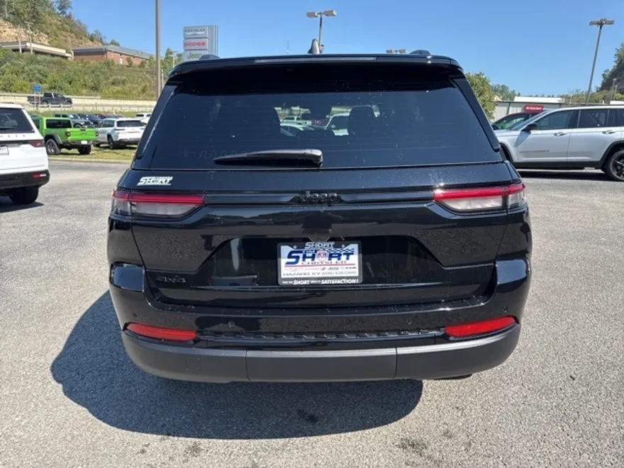 2025 Jeep Grand Cherokee Laredo Altitude photo 1