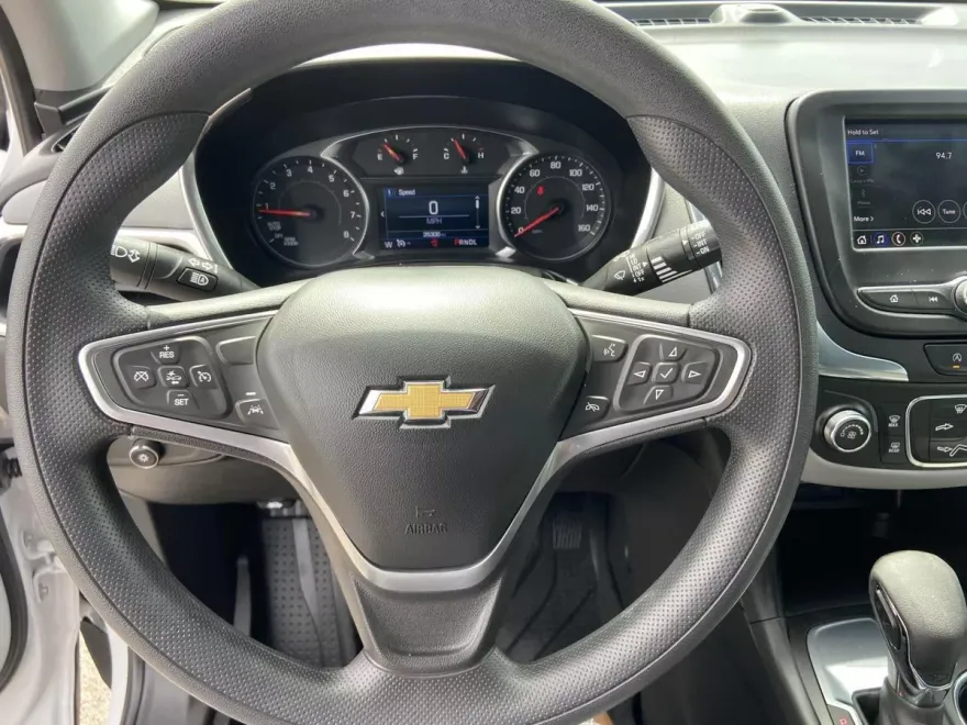 2023 Chevrolet Equinox LS photo 1