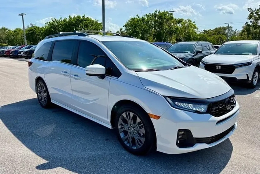 2025 Honda Odyssey Touring photo 1