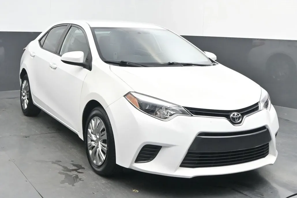 2016 Toyota Corolla LE photo 1