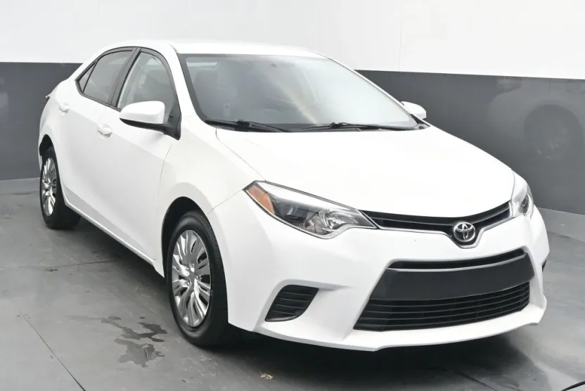 2016 Toyota Corolla LE photo 1