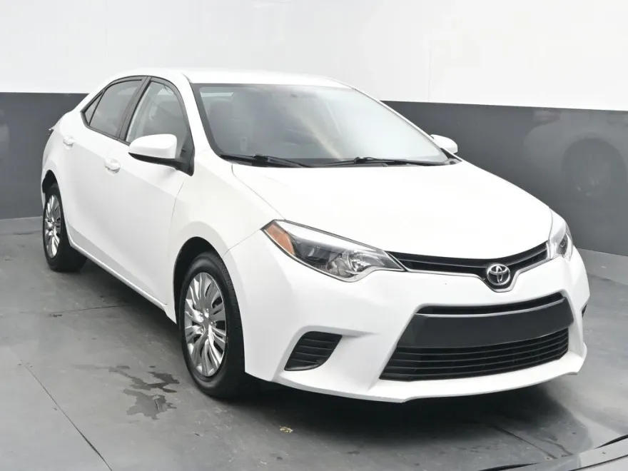2016 Toyota Corolla LE photo 1