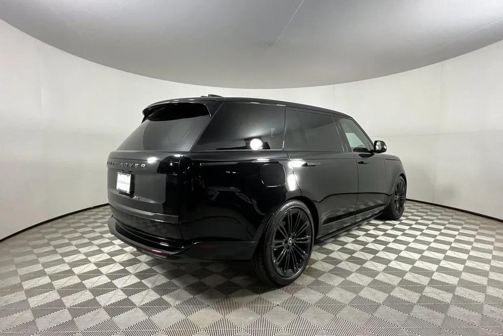 2025 Land Rover Range Rover SE photo 1