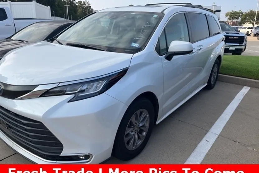 2022 Toyota Sienna XLE photo 1