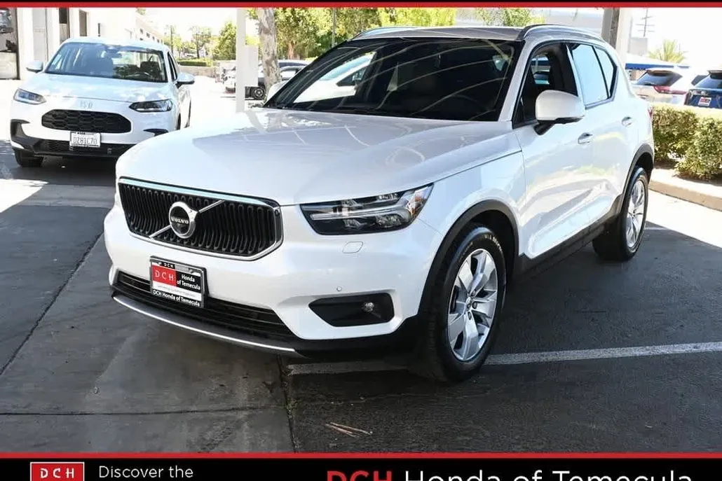 2021 Volvo XC40 Momentum photo 1