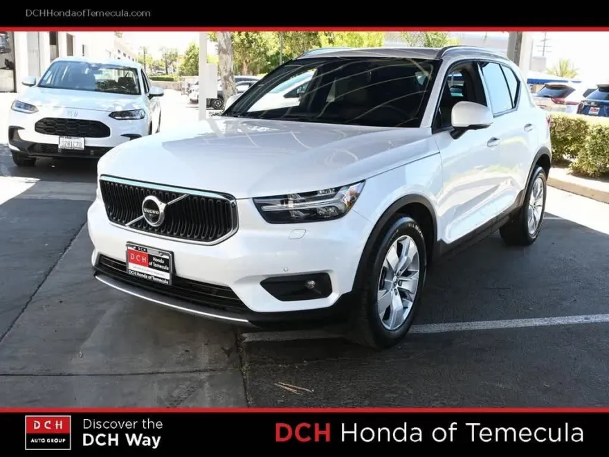 2021 Volvo XC40 Momentum photo 1