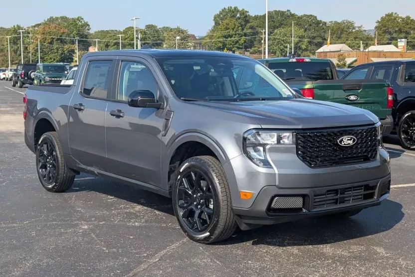 2025 Ford Maverick XLT photo 1